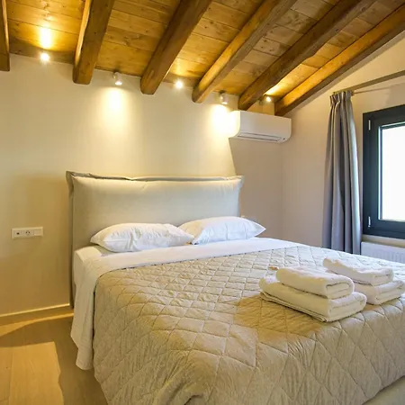 Lucas Villa *